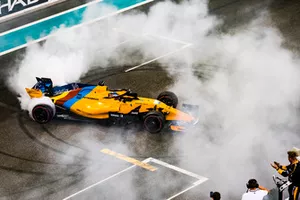 Fernando Alonso, McLaren MCL33, doet donuts
