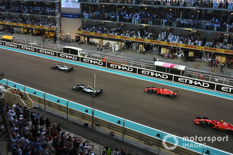 Льюіс Хемілтон, Mercedes AMG F1, лідирує на старті