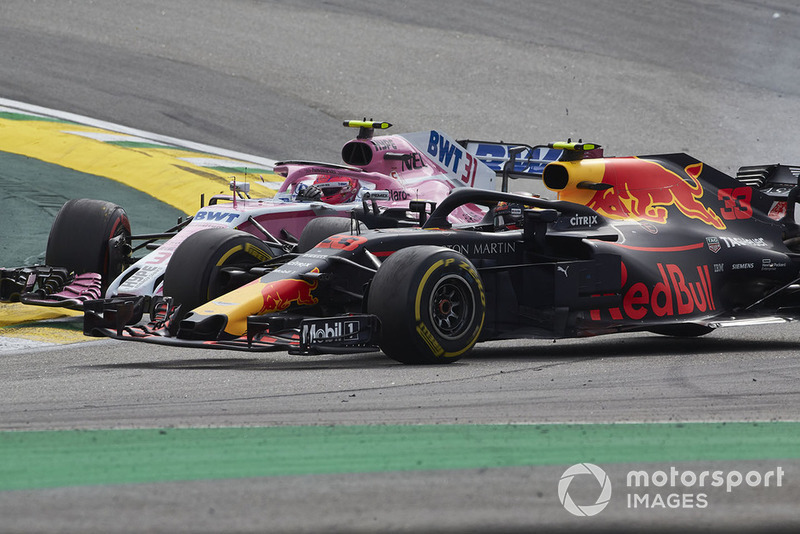 Max Verstappen, Red Bull Racing RB14, ed Esteban Ocon, Racing Point Force India VJM11, si urtano