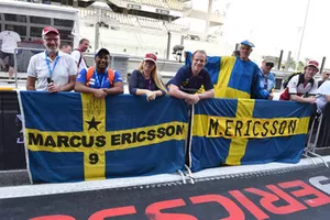 Marcus Ericsson, Sauber fans and banner