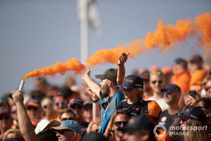 Fans holandeses en las gradas con bengalas de humo