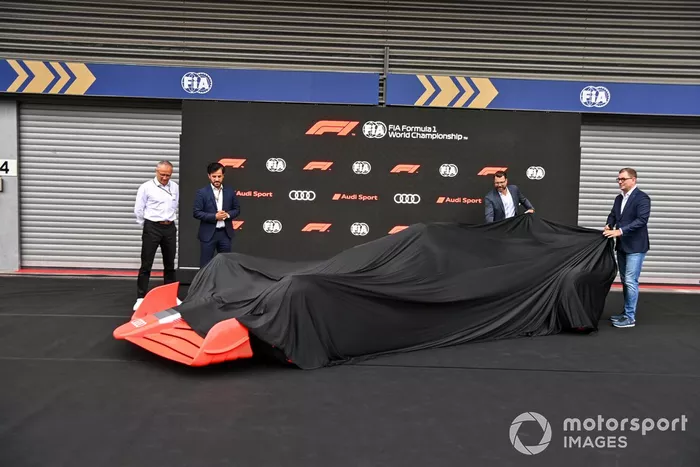 Stefano Domenicali, CEO de la Fórmula 1, Mohammed bin Sulayem, Presidente de la FIA, y el concept de Audi Sport F1