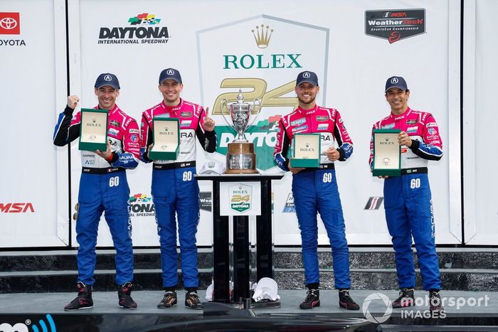 #60 Meyer Shank Racing c/ Curb Agajanian Acura ARX-06: Tom Blomqvist, Colin Braun, Helio Castroneves, Simon Pagenaud celebrando su victoria