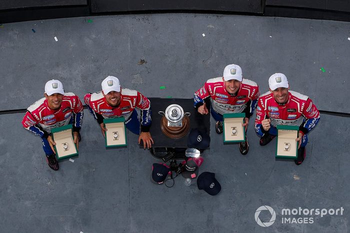 #60 Meyer Shank Racing c/ Curb Agajanian Acura ARX-06: Tom Blomqvist, Colin Braun, Helio Castroneves, Simon Pagenaud celebrando su victoria