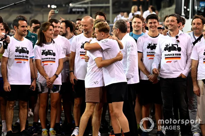 Sebastian Vettel, Aston Martin, es acompañado en una carrera alrededor del circuito por Mick Schumacher, Haas F1 Team, Stefano Domenicali, CEO de la Fórmula 1, miembros del equipo y simpatizantes como parte de su despedida en su último Gran Premio