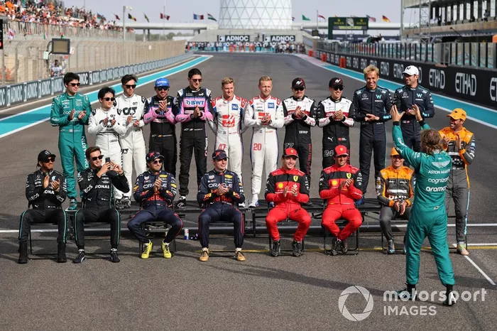 Antes de su última carrera, Sebastian Vettel, Aston Martin, saluda a sus compañeros. Fila posterior, de izquierda a derecha: Lance Stroll, Aston Martin, Yuki Tsunoda, Scuderia AlphaTauri, Pierre Gasly, Scuderia AlphaTauri, Fernando Alonso, Alpine F1 Team, Esteban Ocon, Alpine F1 T