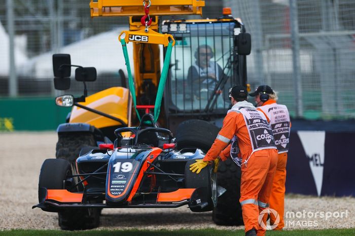 Coche de Tommy Smith, Van Amersfoort Racing siendo recuperado por los comisarios. 