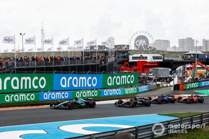 Fernando Alonso, Aston Martin AMR23, lidera George Russell, Mercedes F1 W14, y Alex Albon, Williams FW45