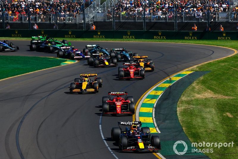 Max Verstappen, Red Bull Racing RB20, Carlos Sainz, Ferrari SF-24, Lando Norris, McLaren MCL38, Charles Leclerc, Ferrari SF-24, Oscar Piastri, McLaren MCL38, il resto dello schieramento alla partenza