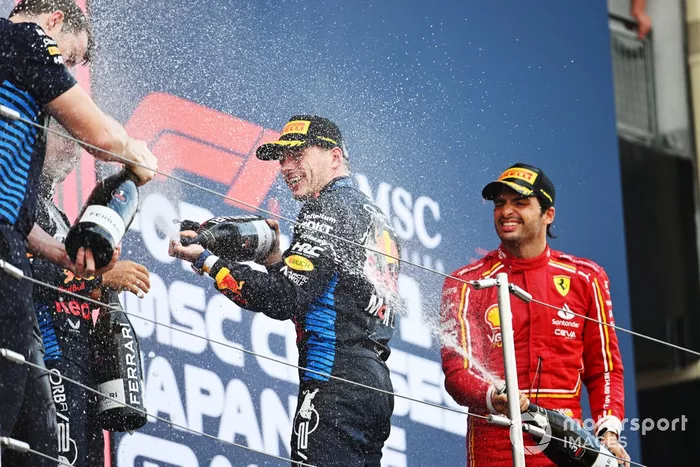 Max Verstappen, Red Bull Racing, 1ère position, Carlos Sainz, Scuderia Ferrari, 3ème position, célèbrent sur le podium avec du champagne.