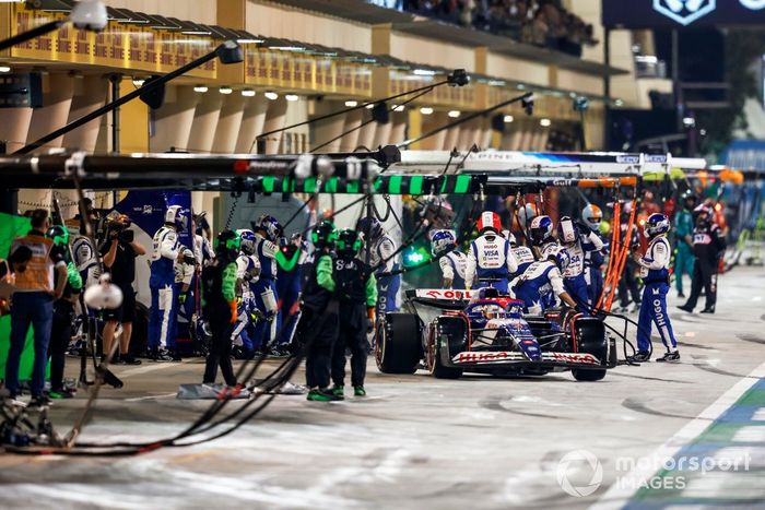 Daniel Ricciardo, RB F1 Team VCARB 01, sale de su box tras una parada