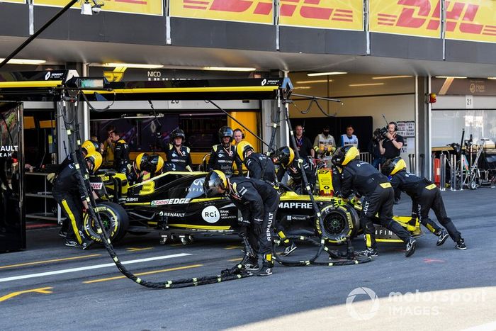 El coche dañado de Daniel Ricciardo, Renault R.S.19 se retira de la carrera