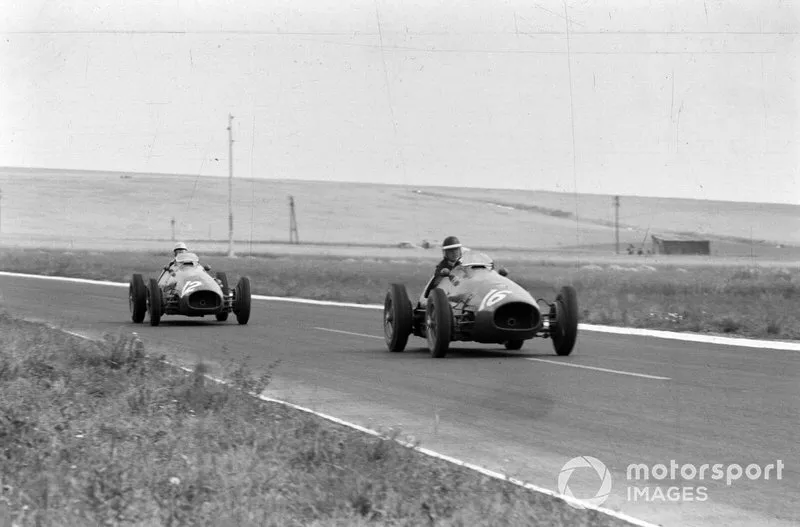 Mike Hawthorn, Ferrari 500, devant Luigi Villoresi, Ferrari 500