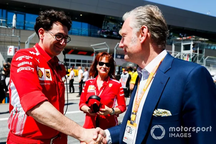 Mattia Binotto, Team Principal Ferrari e Sean Bratches, Amministratore delegato delle operazioni commerciali, Formula One Group sulla griglia