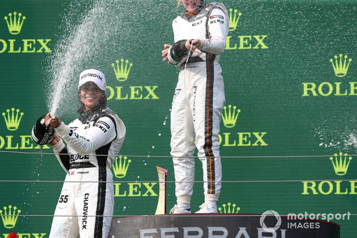 Jamie Chadwick lo celebra en el podio