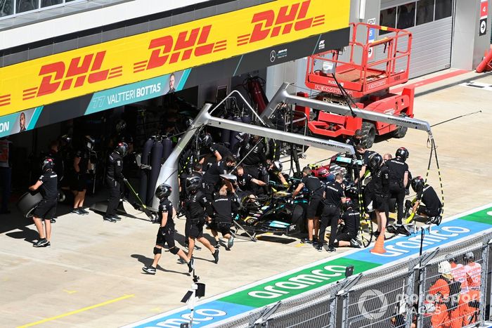 Valtteri Bottas, Mercedes W12, en el pitlane