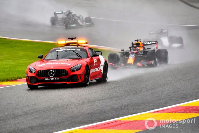 2021: llueve a cántaros en el Gran Premio de Bélgica en Spa-Francorchamps. Esto significa que la carrera tuvo un gran retraso del coche de seguridad y finalmente terminó tras tres minutos, repartiendo la mitad de los puntos y una vergüenza absoluta.