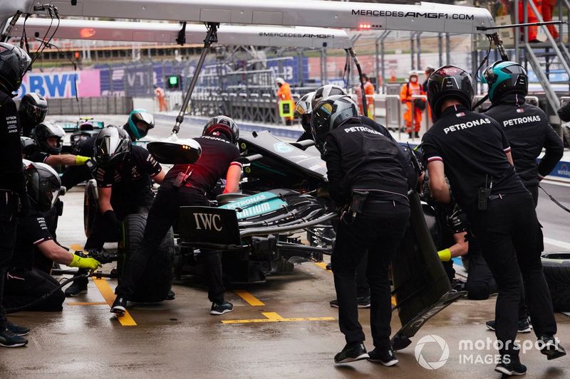 Los mecánicos sustituyen el alerón delantero del coche de Lewis Hamilton, Mercedes W12, durante la clasificación