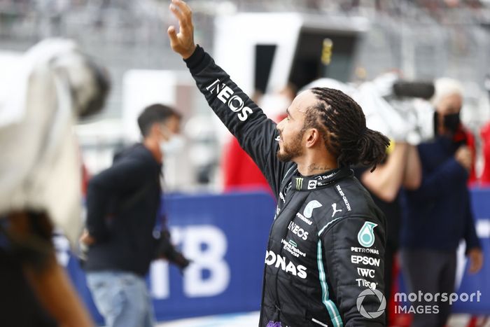 Lewis Hamilton, Mercedes, 1ª posición, saluda a los aficionados tras la carrera