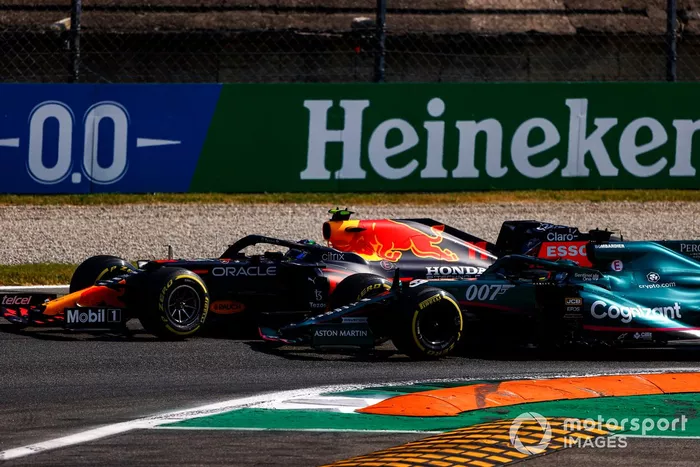 Sergio Pérez, Red Bull Racing RB16B, lucha con Lance Stroll, Aston Martin AMR21
