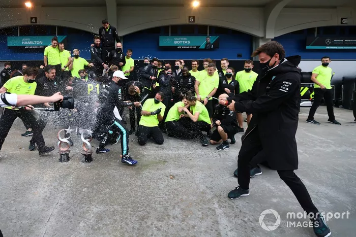 Toto Wolff, director del equipo y consejero delegado de Mercedes AMG, rocía con champán a Valtteri Bottas, Mercedes, 1ª posición, y al equipo Mercedes