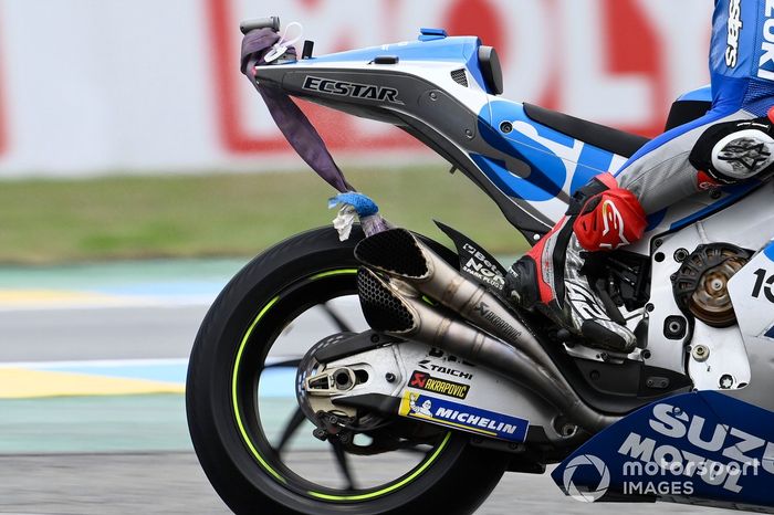 Alex Rins, Team Suzuki MotoGP dándose cuenta de que hay una correa atada a su motocicleta