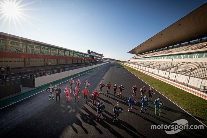 Foto de grupo de los pilotos que disputaron el test de octubre en Portimao