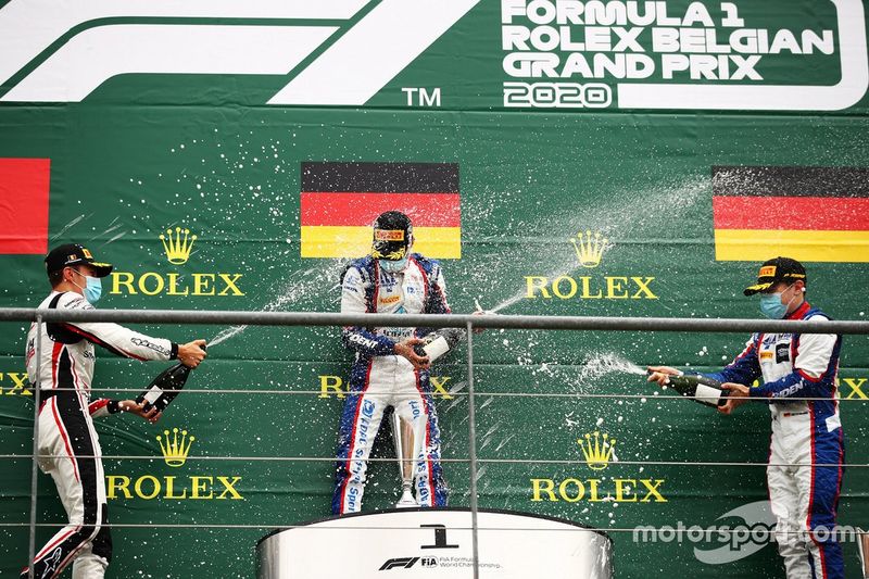 Podio: Zendeli, Trident, Theo Pourchaire, ART Grand Prix, y David Beckmann, Trident 