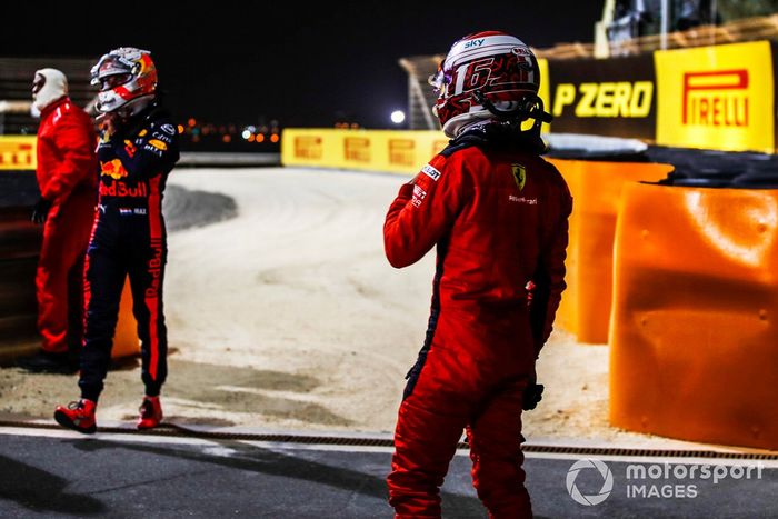 Max Verstappen, Red Bull Racing, Charles Leclerc, Ferrari, al lado de la pista después de retirarse