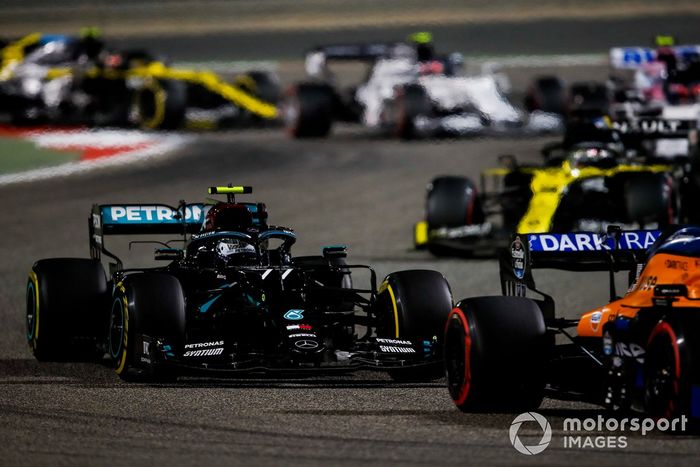 Carlos Sainz Jr., McLaren MCL35, Valtteri Bottas, Mercedes F1 W11, Daniel Ricciardo, Renault F1 Team R.S.20