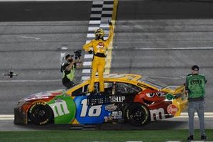 Race winner Kyle Busch, Joe Gibbs Racing Toyota