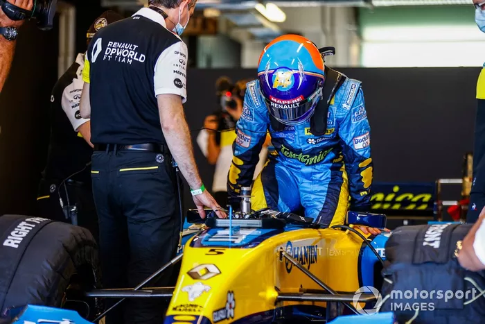 Fernando Alonso pilota el Renault R25 con el que ganó el mundial de F1 en 2005