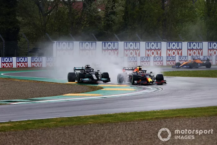 Max Verstappen, Red Bull Racing RB16B, lucha por la posición con Lewis Hamilton, Mercedes W12 al inicio