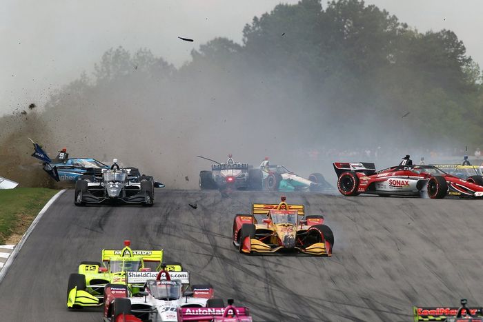 Choque en la salida de Felix Rosenqvist, Arrow McLaren SP Chevrolet, Ryan Hunter-Reay, Andretti Autosport Honda , Rinus VeeKay, Ed Carpenter Racing Chevrolet