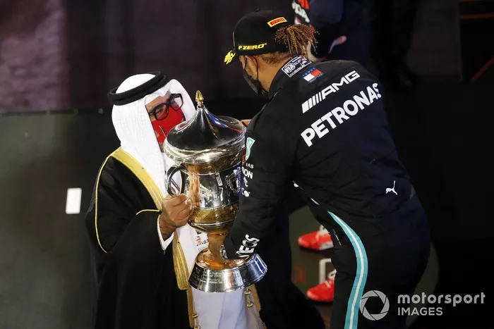 Podio: ganador Lewis Hamilton, Mercedes W12