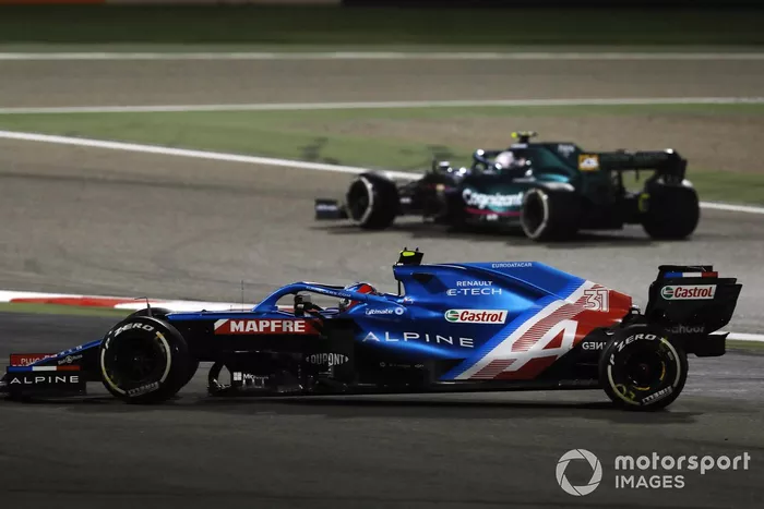 Sebastian Vettel, Aston Martin AMR21, Esteban Ocon, Alpine A521