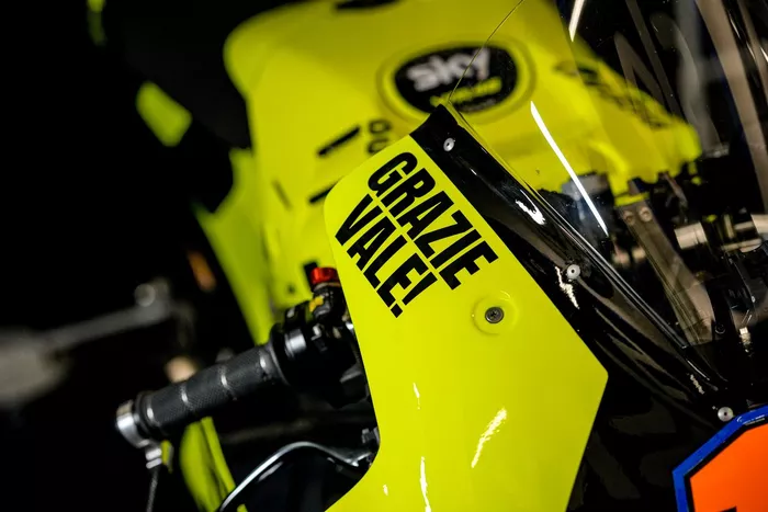 Decoración especial de la moto del Sky Racing Team VR46 en homenaje a Valentino Rossi