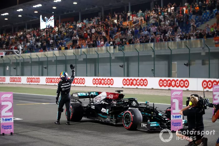 Ganador de la pole position Lewis Hamilton, Mercedes, celebra
