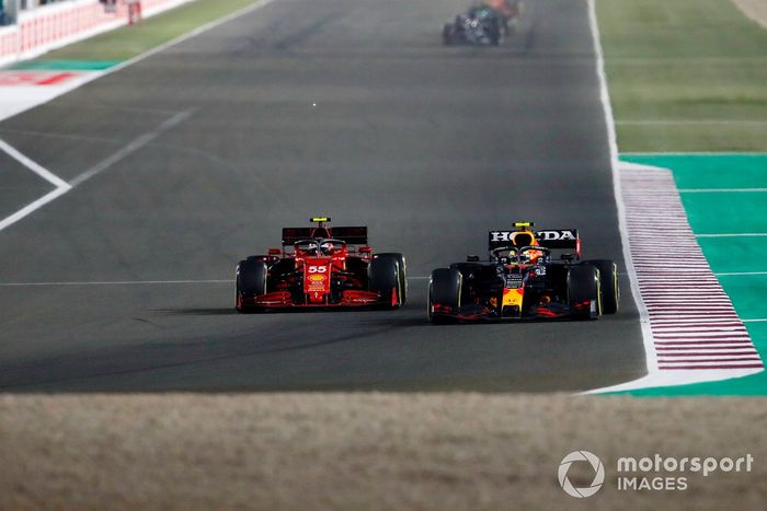 Carlos Sainz Jr., Ferrari SF21, lucha con Sergio Pérez, Red Bull Racing RB16B