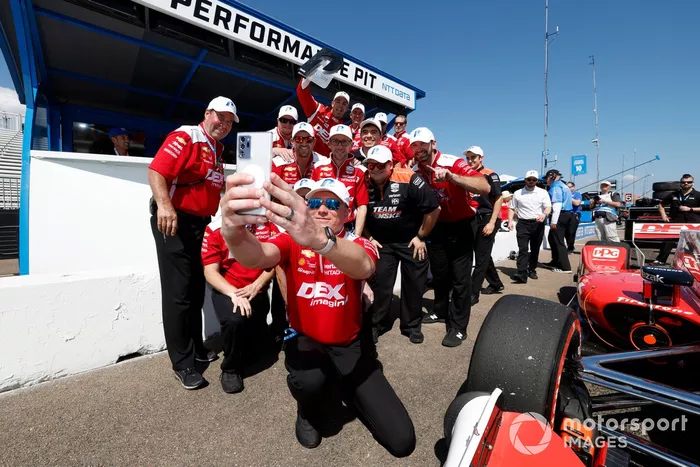 El piloto Scott McLaughlin, del equipo Penske Chevrolet, celebra su pole position con su equipo