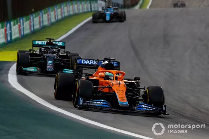 Daniel Ricciardo, McLaren MCL35M, Lewis Hamilton, Mercedes W12