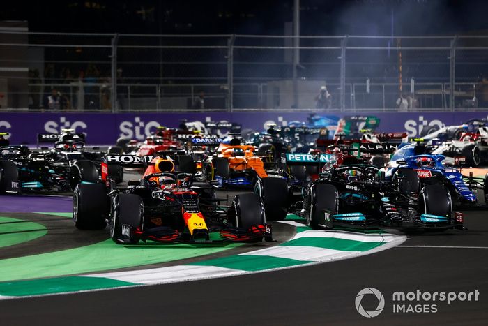 Max Verstappen, Red Bull Racing RB16B, se sale de la pista mientras lucha con Lewis Hamilton, Mercedes W12 en el primer reinicio