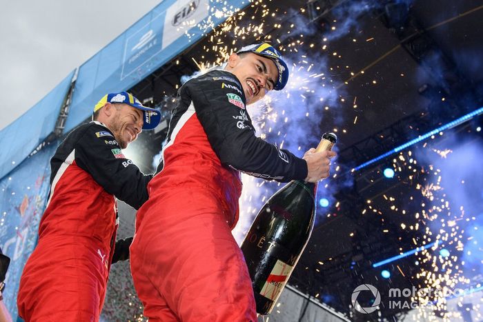 Podio: segundo lugar Andre Lotterer, Porsche, ganador Pascal Wehrlein, Porsche