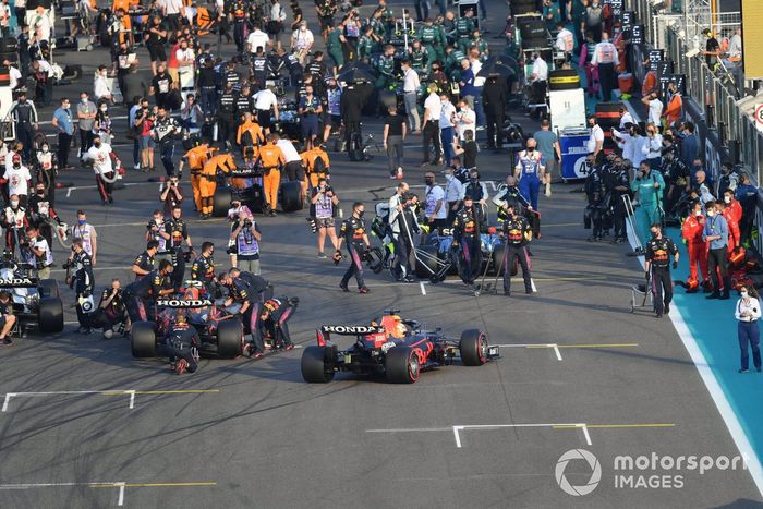 Max Verstappen, Red Bull Racing RB16B, llega a la concurrida parrilla previa a la carrera