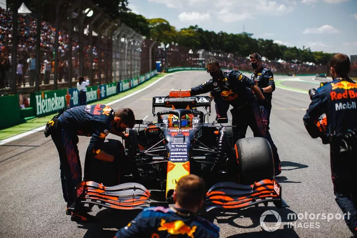 Sergio Pérez, Red Bull Racing RB16B, llega a la parrilla