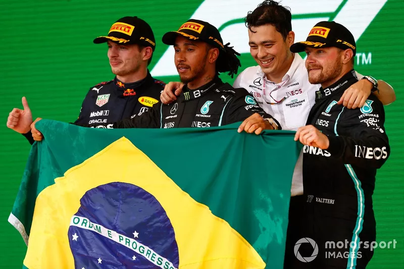 Max Verstappen, Red Bull Racing, 2a posizione, Lewis Hamilton, Mercedes, 1a posizione, Il rappresentante della Mercedes e Valtteri Bottas, Mercedes, 3a posizione, sul podio