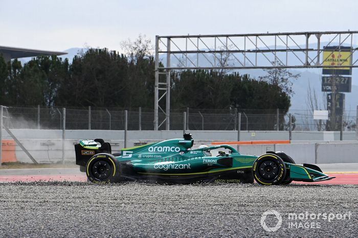 Sebastian Vettel, Aston Martin AMR22, se detiene con un fallo técnico que provoca humo