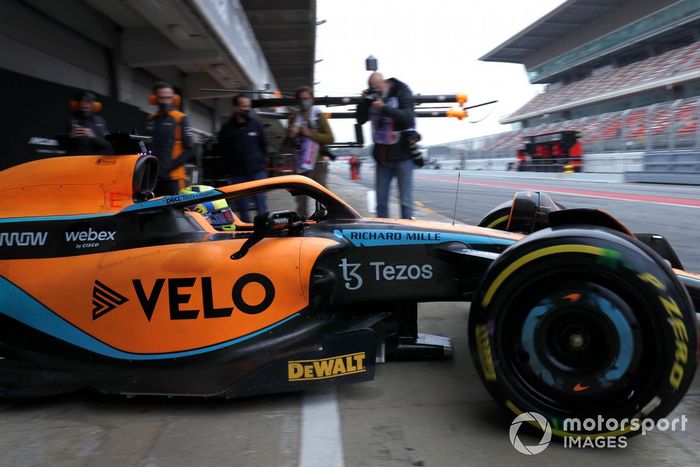 Lando Norris, McLaren MCL36, saliendo del box