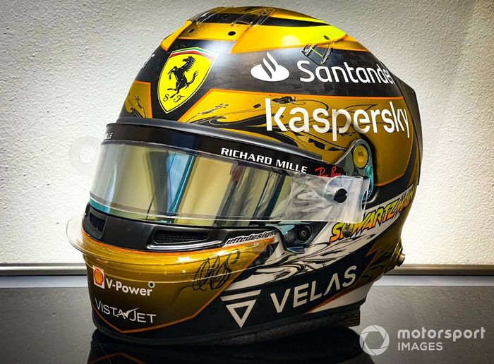 Casco de Robert Shwartzman