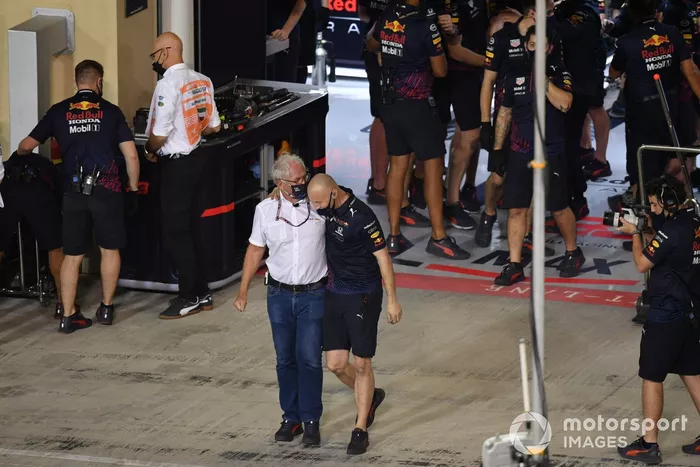 Helmut Marko, asesor de Red Bull Racing, celebra con un compañero de equipo después de que el equipo se asegure la pole con Max Verstappen, Red Bull Racing
